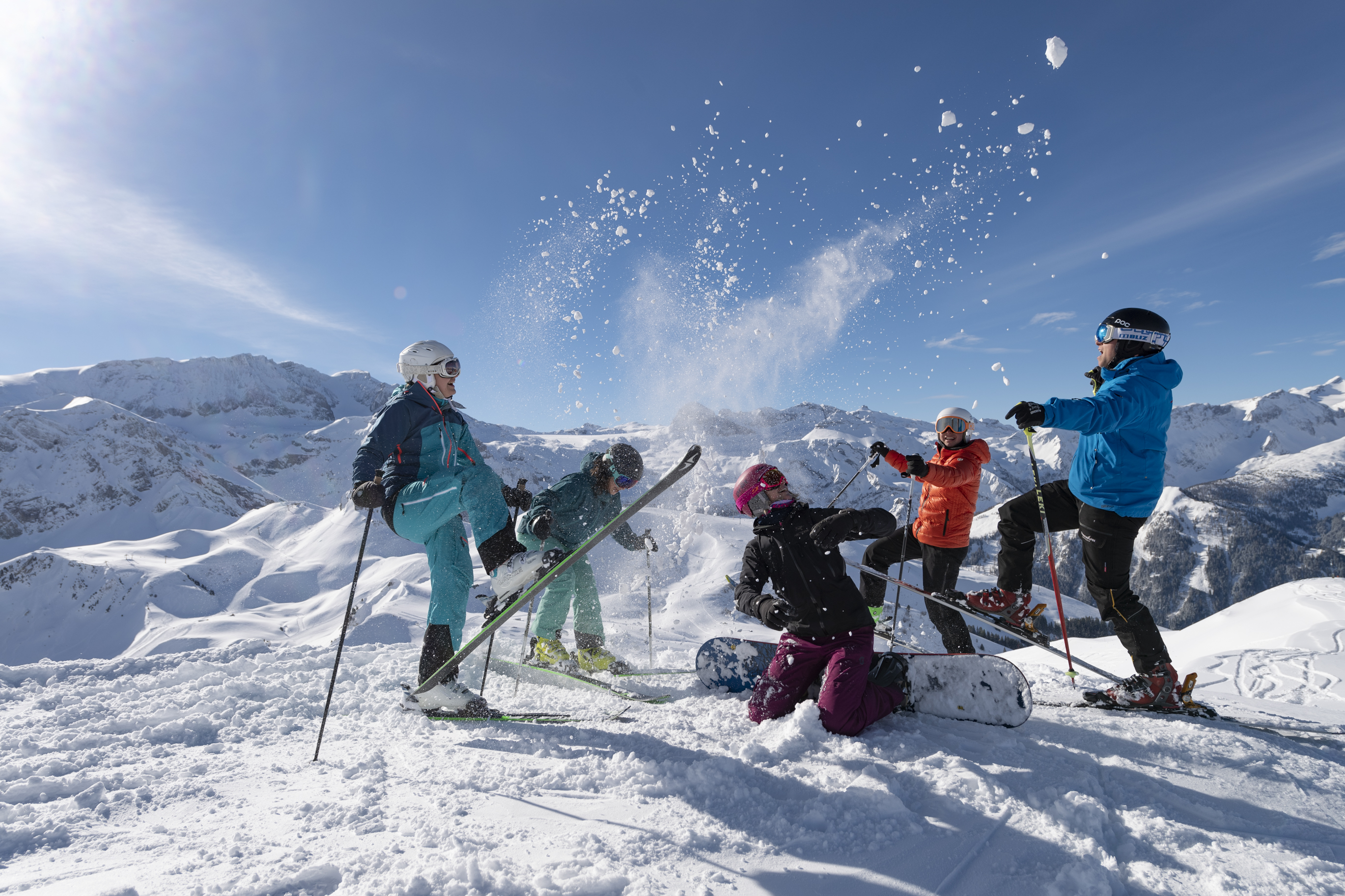 Adelboden-Lenk Schneeballschlacht auf der Piste in Adelboden-Lenk