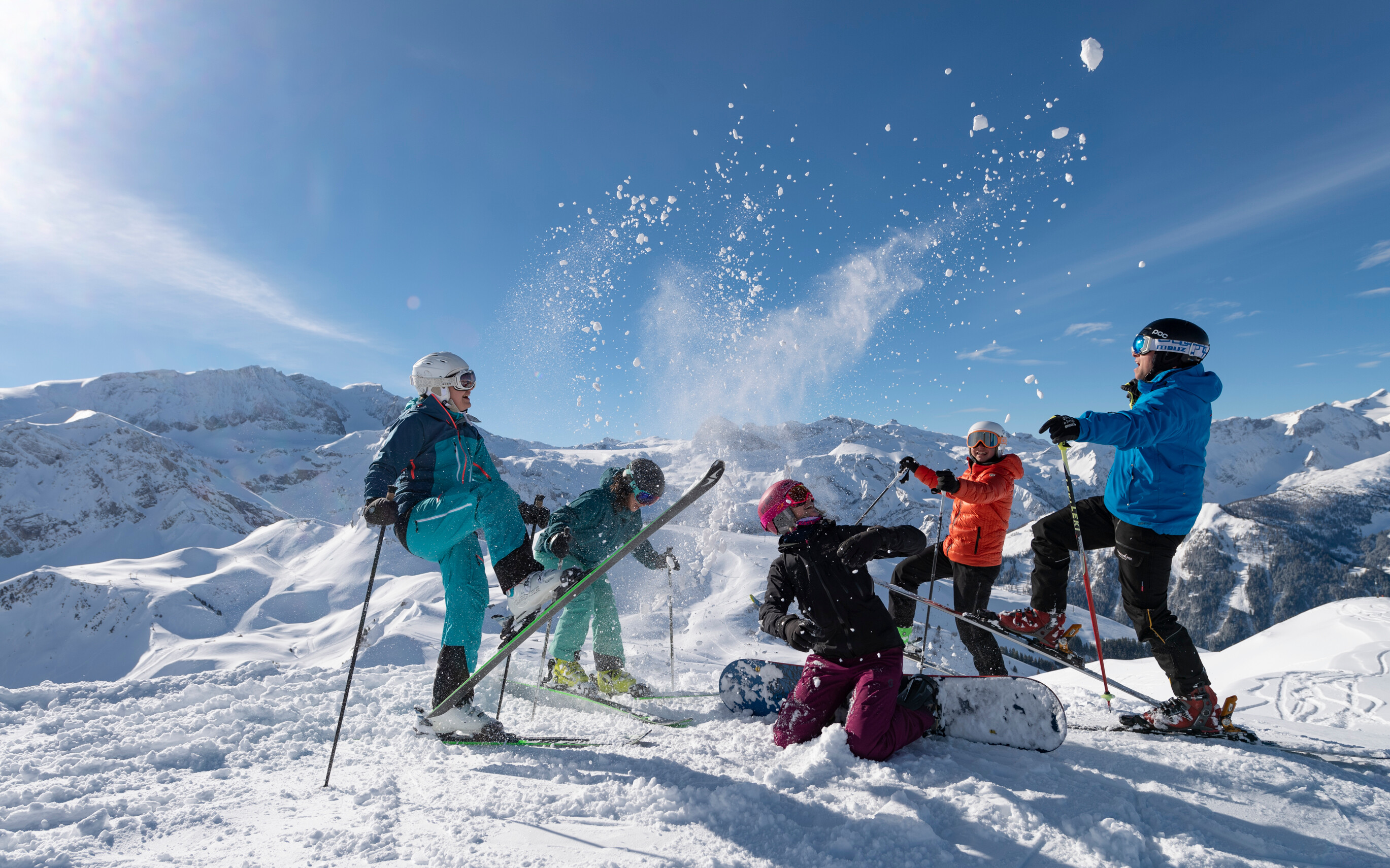 Adelboden-Lenk Schneeballschlacht auf der Piste in Adelboden-Lenk